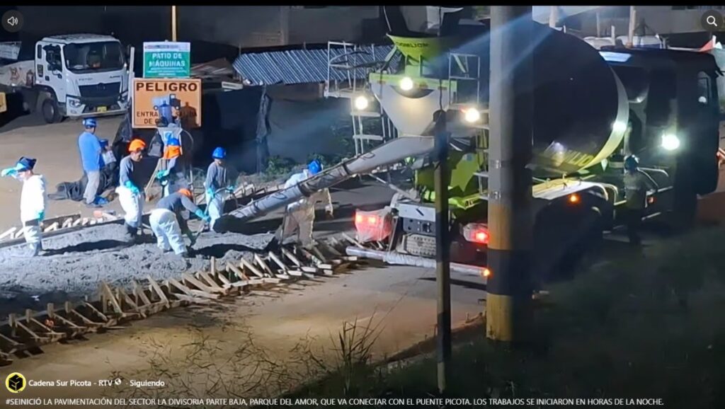 ¡Avanza la pavimentación en Picota! Los trabajos se iniciaron en horas de la noche en el sector La Divisoria, parte baja, a la altura del Parque del Amor, vía que conectará con el Puente Picota, mejorando la transitabilidad y la conectividad de nuestra ciudad.