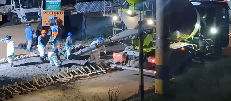 ¡Avanza la pavimentación en Picota! Los trabajos se iniciaron en horas de la noche en el sector La Divisoria, parte baja, a la altura del Parque del Amor, vía que conectará con el Puente Picota, mejorando la transitabilidad y la conectividad de nuestra ciudad.
